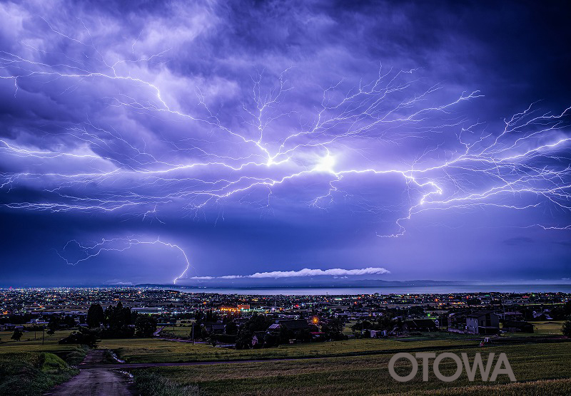 The 21st 雷写真コンテスト受賞作品 Silver Prize -Lights flashing in the heavens-